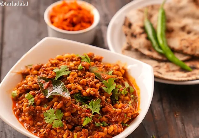 sprouted masala matki sabzi recipe | sprouted moth masala | matki sprouts curry | healthy snack