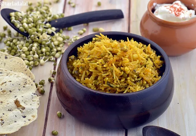 sprouted moong khichdi recipe | microwave sprouted moong khichdi | quick and easy Indian khichdi