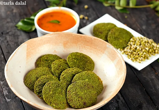 sprouts and palak idli recipe | sprouts spinach idli | moong palak idli |
