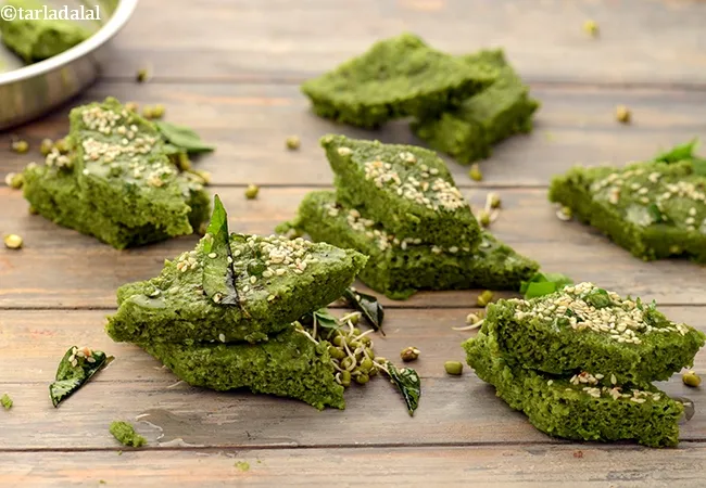 sprouts dhokla recipe | healthy sprouts dhokla | sprouted moong dhokla | sprouts dhokla with spinach |