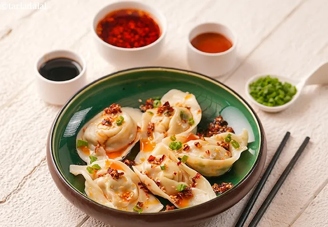 steamed wonton recipe, Indian style | veg steamed wonton rolls | steamed vegetable wontons Chinese style | wontons in garlic sauce | how to fold wontons |