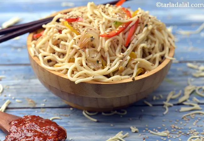 tangy capsicum noodles recipe | Indian eggless capsicum noodles | how to make capsicum noodles | instant capsicum noodles