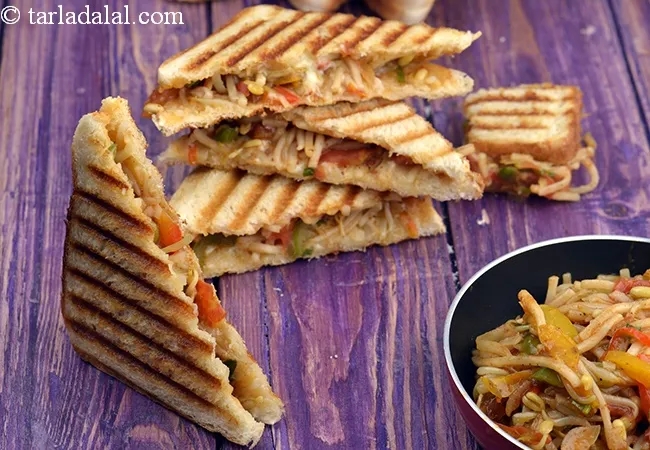 vegetable noodle grilled sandwich recipe | noodles masala sandwich | cheesy masala noodle sandwich | noodle sandwich kids recipe