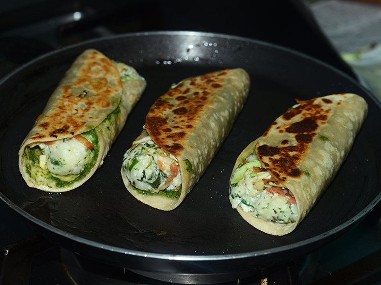 आलू पनीर रोल रेसिपी, Aloo Paneer Roll Recipe In Hindi