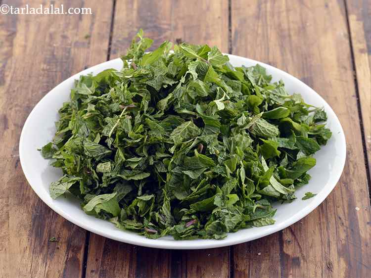 healthy green chutney recipe | low calorie green chutney | pudina onion chutney