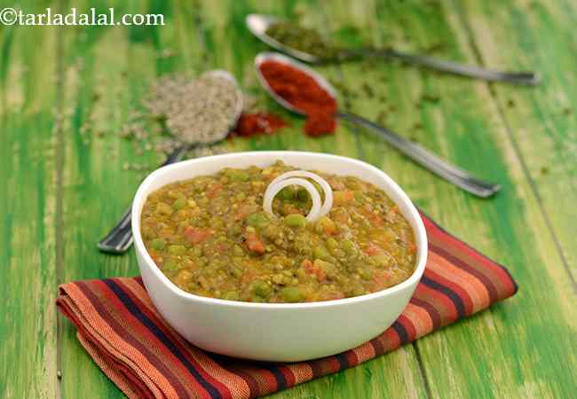  बाजरा, होल मूंग एण्ड ग्रीन पी खिचड़ी - Bajra, Whole Moong and Green Pea Khichdi 