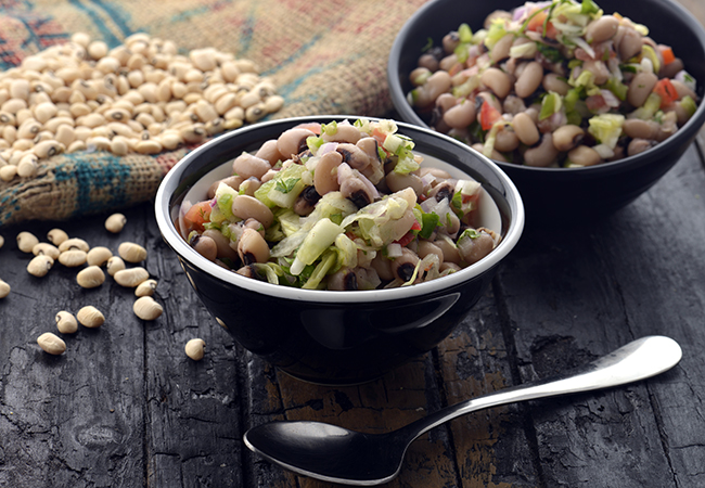 चवली मिक्स वेजिटेबल सलाद रेसिपी | मिक्स वेजिटेबल सलाद | रेसिपी ब्लैक आइड बीन सलाद | हेल्दी सलाद - Black Eyed Bean Salad, Chawli and Mixed Vegetable Salad