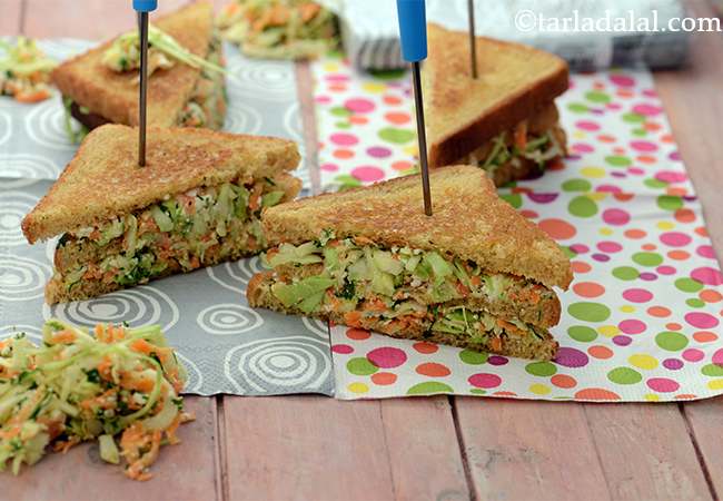 कॅबेज़ अ‍ॅण्ड कॅरट डबल डेकर सैंडवीच - Cabbage and Carrot Double Decker Sandwich