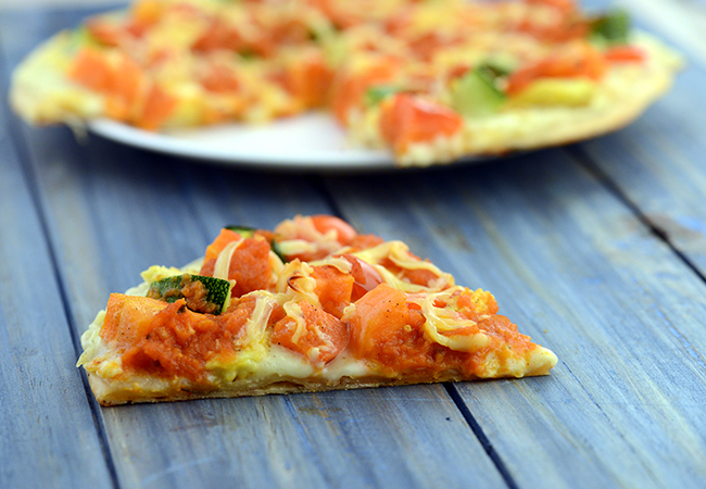  चीज़ी वेजिटेबल पिज़्जा - Cheesy Vegetable Pizza 
