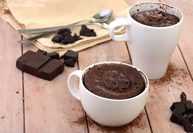 एगलेस चॉकलेट मग केक रेसिपी | माइक्रोवेव चॉकलेट मग केक | भारतीय स्टाइल डार्क चॉकलेट मग केक - Eggless Chocolate Mug Cake, Microwave Mug Cake