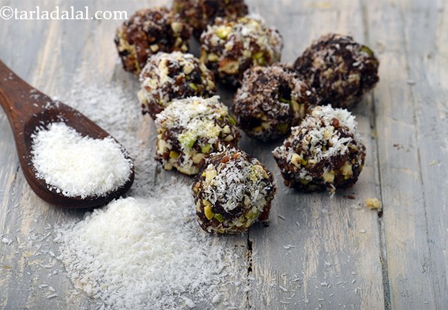Date and Nut Coconut Cocoa Balls