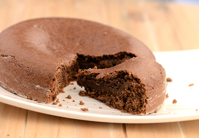  अंडा मुक्त चॉकलेट स्पोंज केक - Indian Style Eggless Chocolate Sponge Cake 