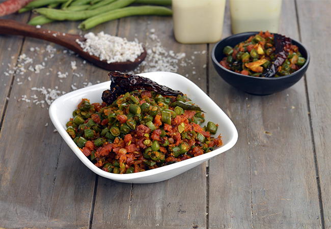 गाजर और बीन्स का थोरन की रेसिपी | फण्सी और गाजर का थोरन | गाजर फण्सी का थोरन - French Beans and Carrot Thoran, Kerala Dry Sabzi