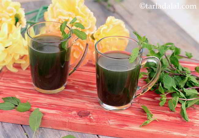  Fresh Herbal Tea, Tulsi, Mint and Ginger Drink 