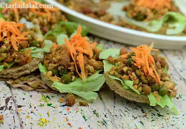 मिक्स्ड स्प्राउट्स ओपन टोस्ट - Mixed Sprouts Open Toast