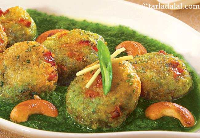  पनीर कोफ्तास् इन स्पिनॅच सॉस - Paneer Koftas in Spinach Sauce