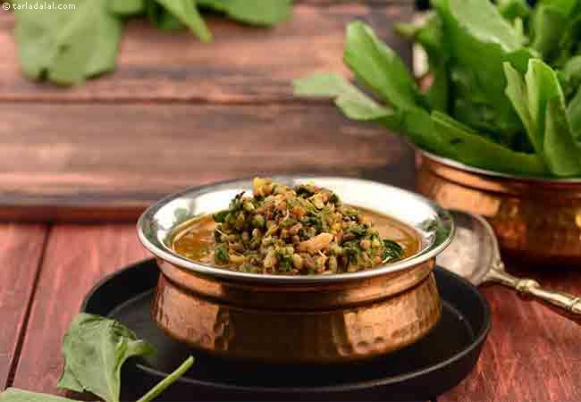  स्पिनॅच एण्ड मोठ बीन्स् करी - Spinach and Moath Beans Curry