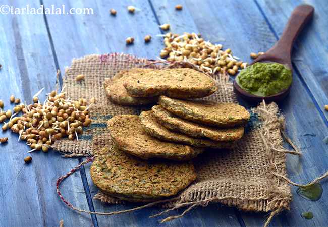  अंकुरित मटकी और धनिये के मिनी उतप्पा - Sprouted Matki and Coriander Mini Uttapa 