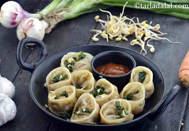 steamed wonton recipe, Indian style | veg steamed wonton rolls | steamed vegetable wontons Chinese style | wontons in garlic sauce | how to fold wontons |