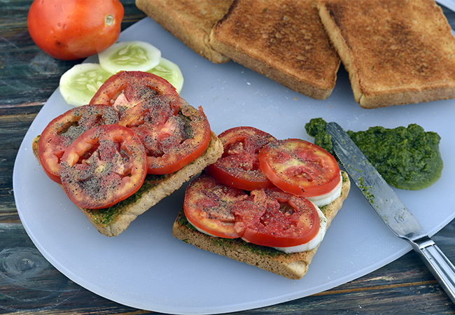 ककड़ी और टमाटर की चटनी सैंडविच | खीरा-टमाटर सैंडविच | टमाटर ककड़ी ओपन सैंडविच - Tomato and Cucumber Open Sandwich
