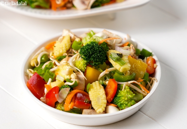 बेबी कॉर्न और मशरूम सलाद रेसिपी | दोपहर के भोजन के लिए भारतीय सलाद | अंकुरित अनाज, शिमला मिर्च, गाजर का सलाद | विटामिन सी, विटामिन बी१, फोलिक एसिड और आयरन से भरपूर भारतीय सलाद | Baby Corn and Mushroom Salad