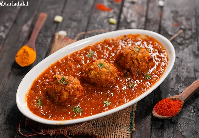 baked doodhi kofta curry | healthy dudhi kofta curry recipe | non fried lauki kofta curry |
