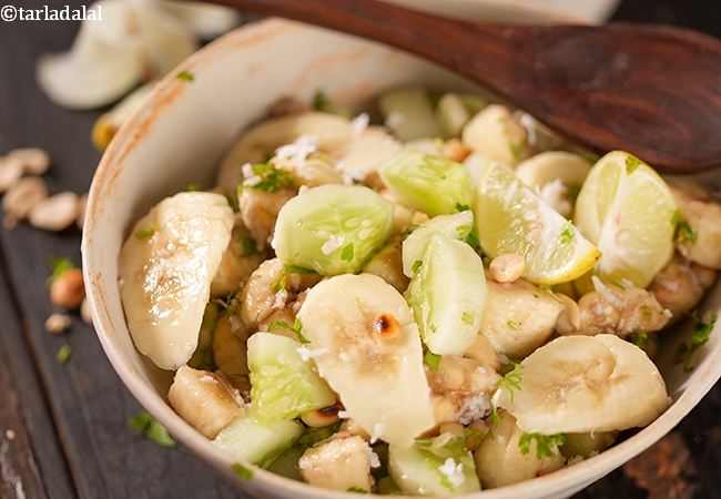 बनाना एण्ड कुकुम्बर सलाद रेसिपी | केला ककड़ी का सलाद | स्वस्थ केला ककड़ी नारियल का सलाद | Banana and Cucumber Salad