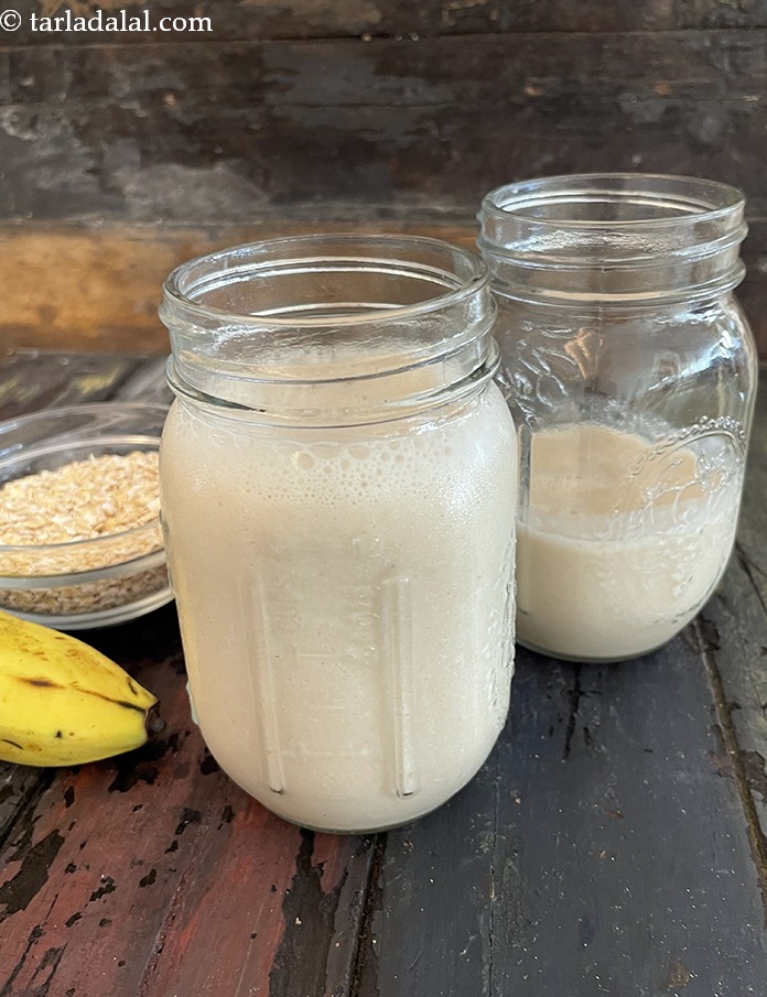 banana oats smoothie recipe | 3 ingredient banana oats smoothie | healthy Indian banana oats smoothie | no sugar smoothie |