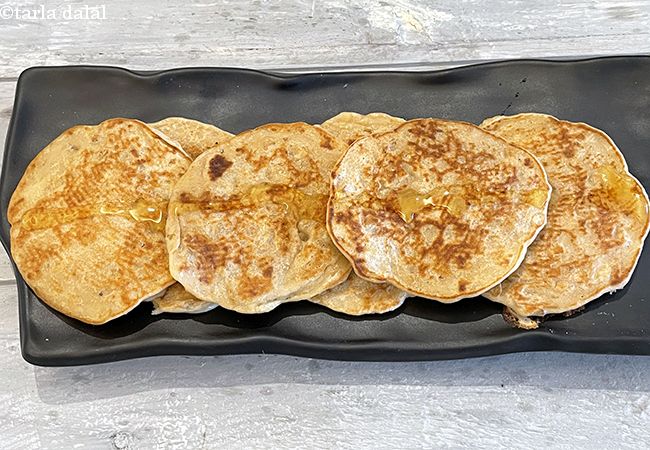 बनाना वॉलनट पैनकेक रेसिपी | आसान केला अखरोट पैनकेक | बच्चों के लिए बनाना वॉलनट पॅनकेक | ब्रेकफास्ट के लिए बनाना वॉलनट पॅनकेक | Indian Style Eggless Banana Nut Pancake