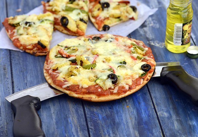 तवा पिज़्ज़ा रेसिपी | भारतीय स्टाइल वेज तवा पिज़्ज़ा | घर के तवे पर बना पिज़्ज़ा - Indian Style Veg Pizza, Tava and Oven Veg Pizza