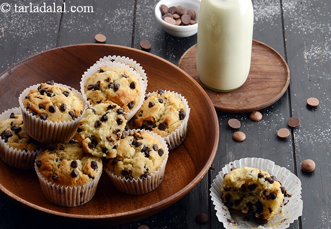 eggless chocolate chip muffins recipe | Indian style chocolate chip cupcakes | Bakery style chocolate chip muffins |