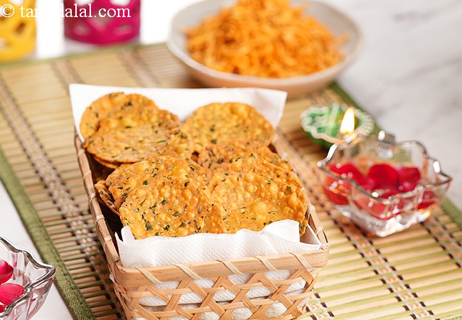 methi puri recipe | kadak puri | methi poori | crispy Indian Jar Snack |