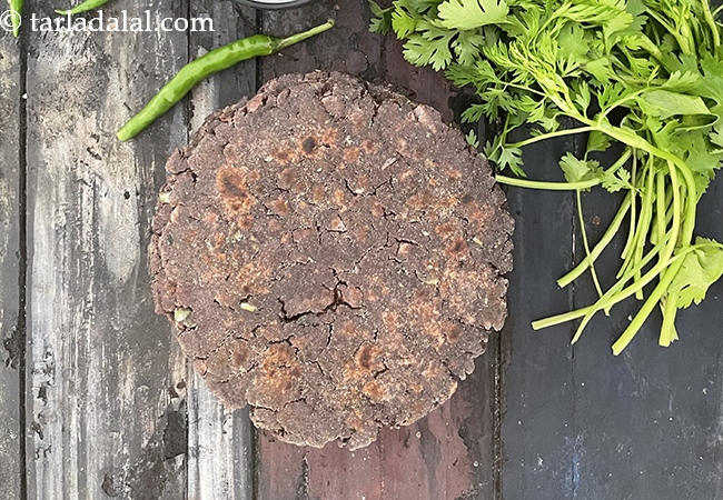 નાચની અને કાંદાની રોટી | Nachni Onion Roti, Ragi Masala Roti