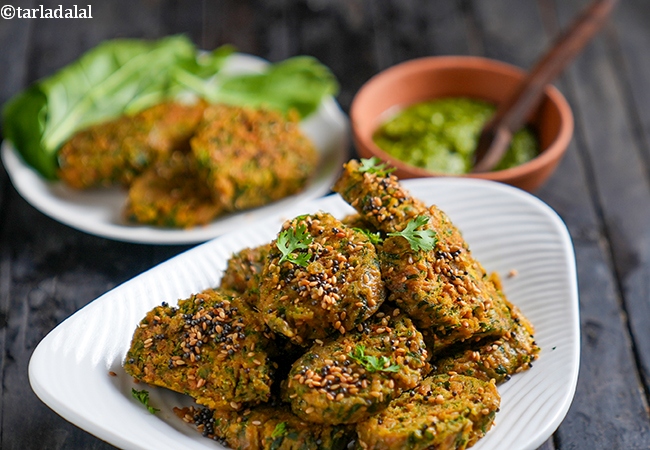 palak and dudhi muthia recipe | doodhi palak na muthiya | healthy lauki spinach dumplings |