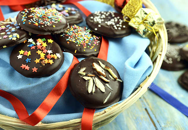  झटपट चॉकलेट बिस्कुट - Quick Chocolaty Biscuits Recipe ( Tiffin Treats) 