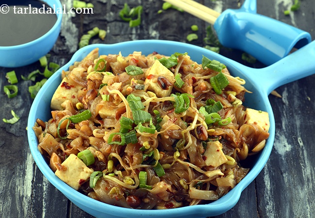 पैड थाई नूडल्स | Vegetarian Pad Thai Noodles, Indian Style
