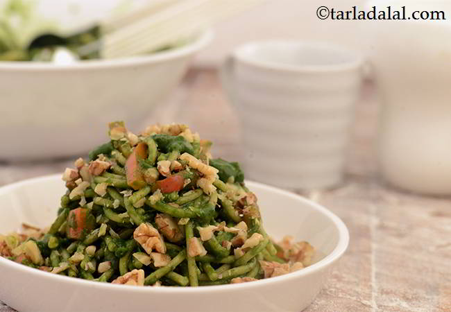  होल व्हीट स्पैगेटी इन स्पिनॅच सॉस - Whole Wheat Spaghetti in Spinach Sauce 